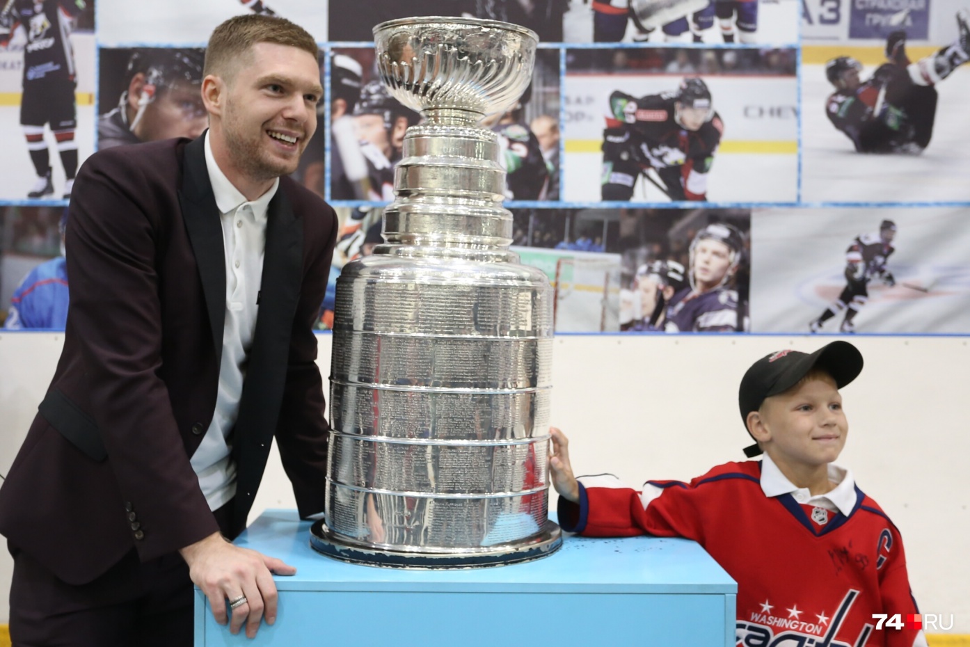 В августе прошлого года Кузя привозил главный трофей НХЛ в Челябинск и встречался с юными спортсменами