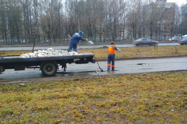 Кирпичи отскакивали и падали прямо на проезжую часть Кирпичи отскакивали и падали прямо на проезжую часть 