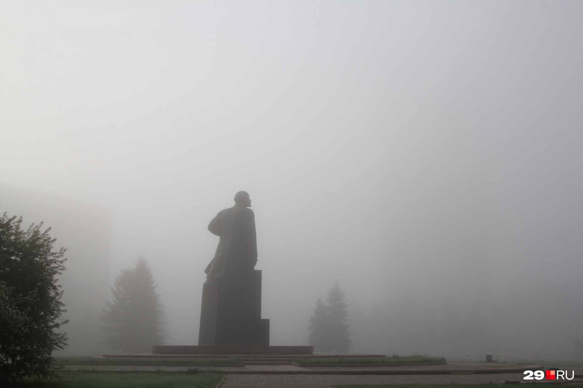 Вышел из тумана. Ленин в тумане. Архангельск туман. Памятники России в тумане. Ленин в тумане Москва.