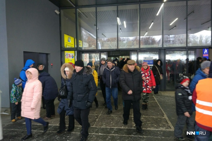 Покупатели быстро, но спокойно покидают здание Покупатели быстро, но спокойно покидают здание