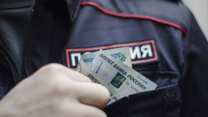 Осужденные за взятки архангельские полицейские заплатят государству более 8 миллионов рублей