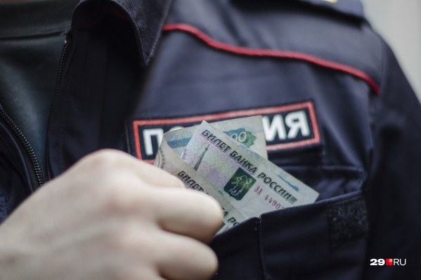 С шестерых бывших полицейских взыскали 8,2 миллиона рублей, полученных за взятки С шестерых бывших полицейских взыскали 8,2 миллиона рублей, полученных за взятки