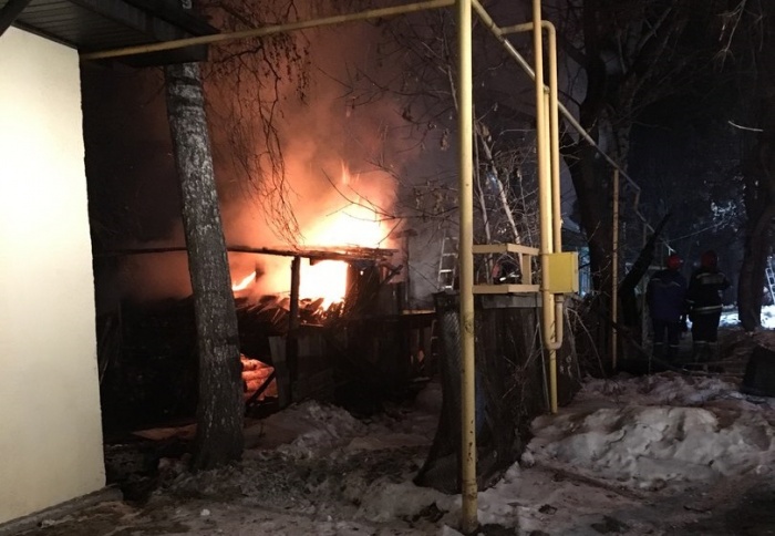 Дом охватило сильное пламя Дом охватило сильное пламя