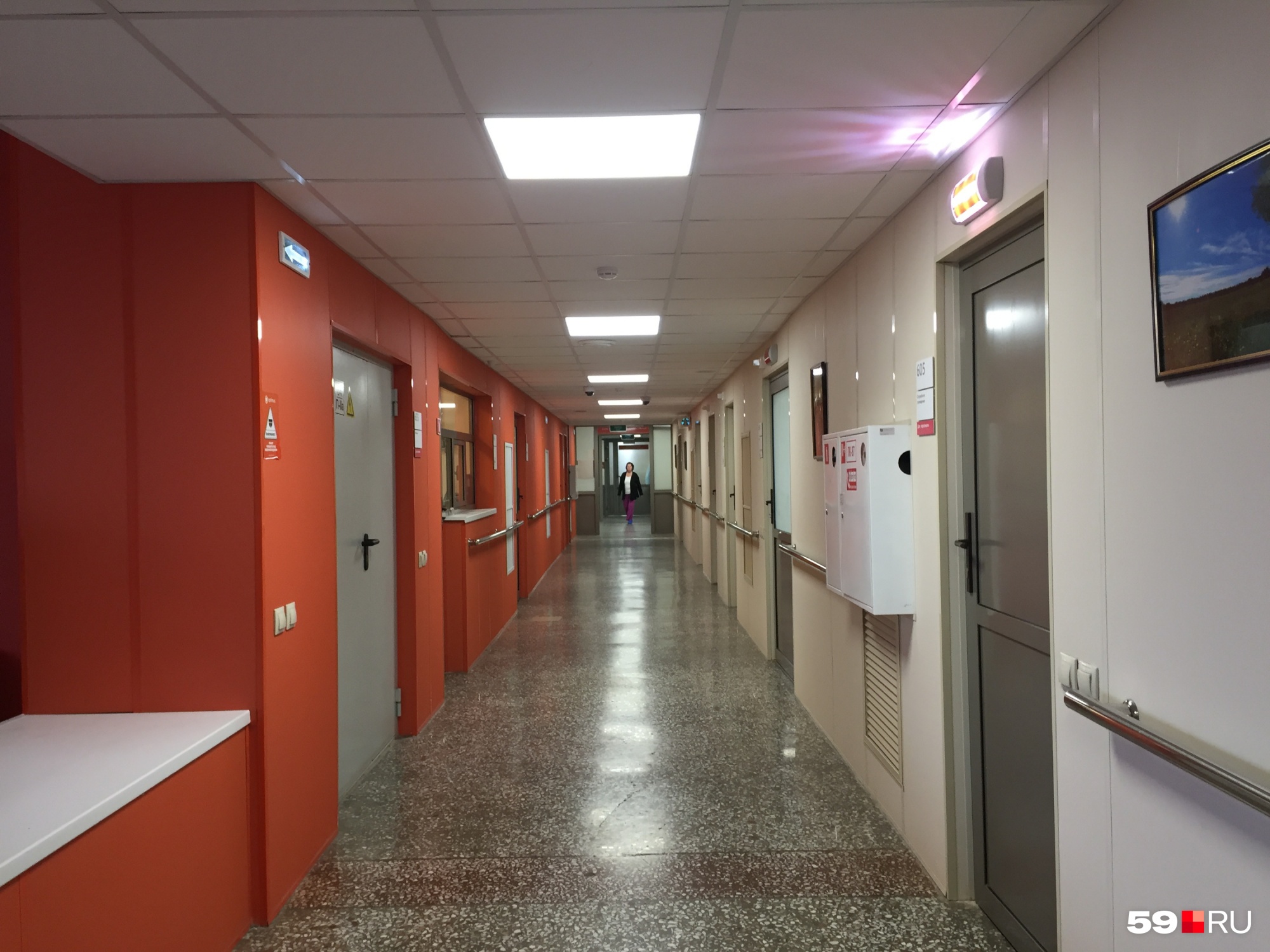 Практически все коридоры в ГКБ № 4 выглядят примерно так. На стенах специальные панели, они не воспламеняются