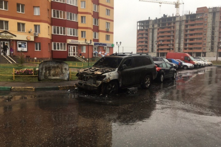 Иномарки потушили, но на ходу они будут вряд ли Иномарки потушили, но на ходу они будут вряд ли