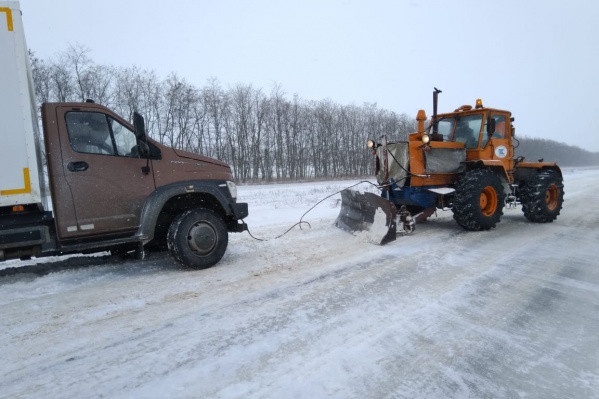 Застрявшие в снегу автомобили зачастую приходилось вытаскивать с помощью тяжелой техники Застрявшие в снегу автомобили зачастую приходилось вытаскивать с помощью тяжелой техники