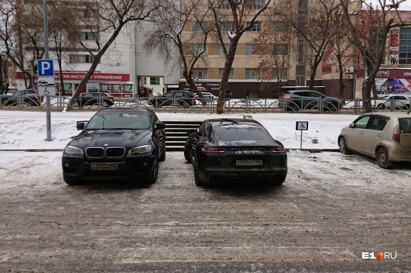 В центре Екатеринбурга, перед деловым центром В центре Екатеринбурга, перед деловым центром