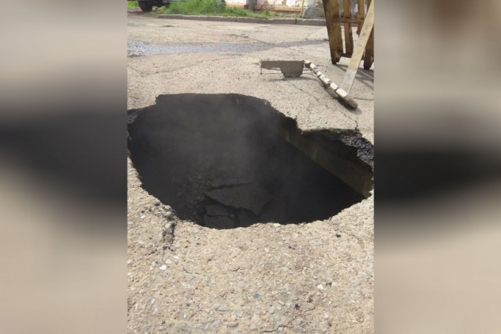 Яма шириной в несколько метров образовалась на улице Мира Яма шириной в несколько метров образовалась на улице Мира