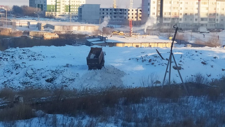 «До дома 150 метров»: в Челябинске устроили снежную свалку под окнами многоэтажки