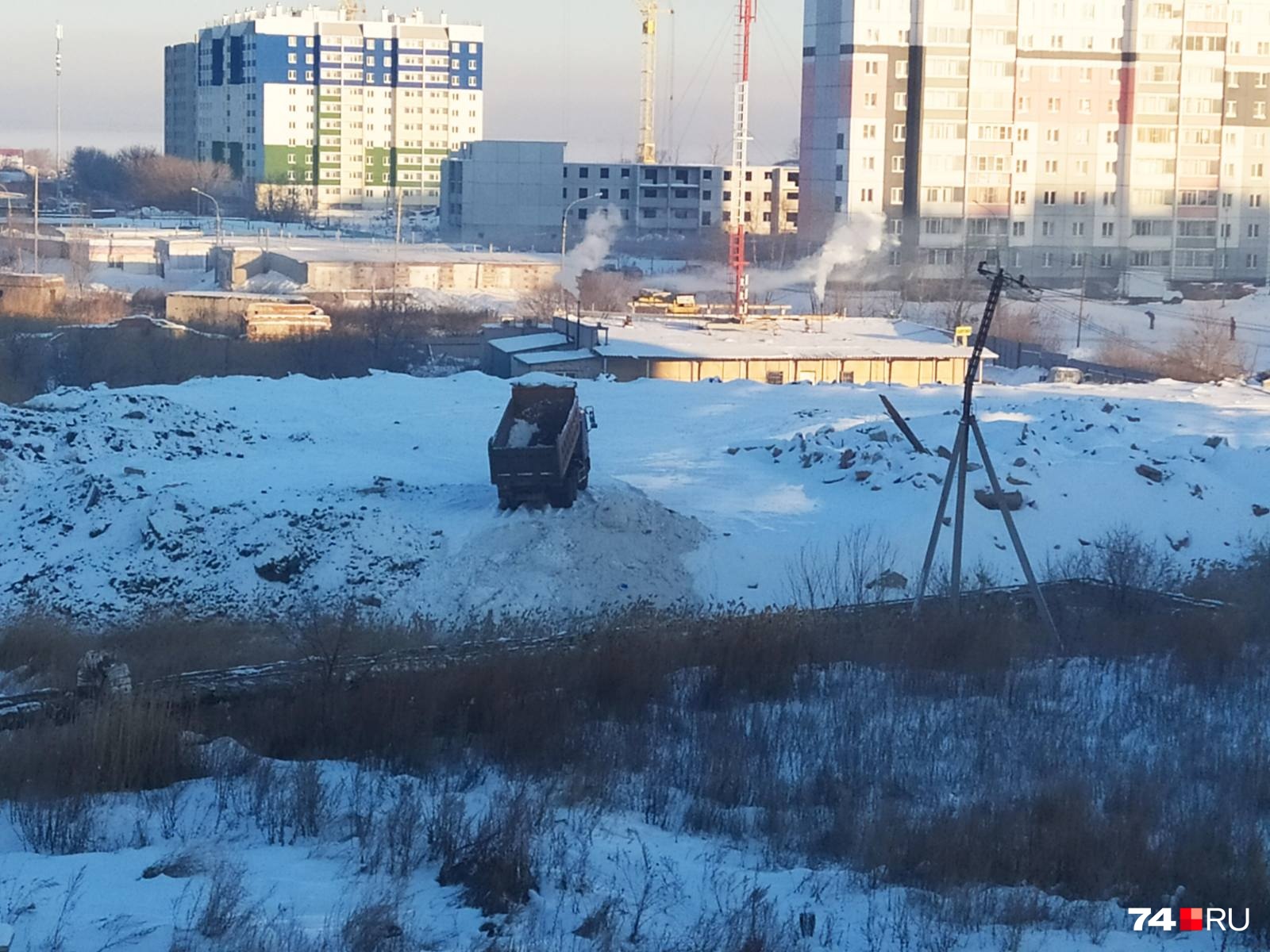 «До дома 150 метров»: в Челябинске устроили снежную свалку под окнами многоэтажки