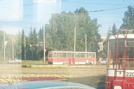 По словам очевидцев, сейчас рабочие пытаются решить проблему По словам очевидцев, сейчас рабочие пытаются решить проблему