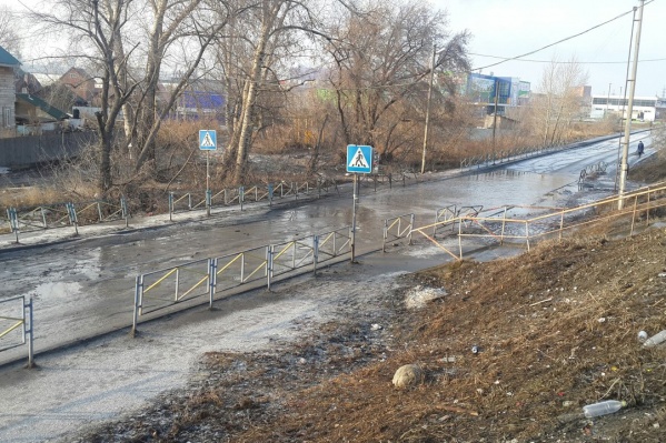 Огромная лужа возле проезда Энергетиков на пути от «Ленты» Огромная лужа возле проезда Энергетиков на пути от «Ленты»