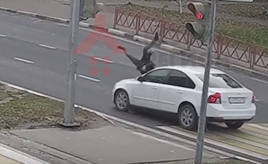 Появилось видео, как водитель сбивает 14-летнюю девочку на Московском проспекте в Ярославле