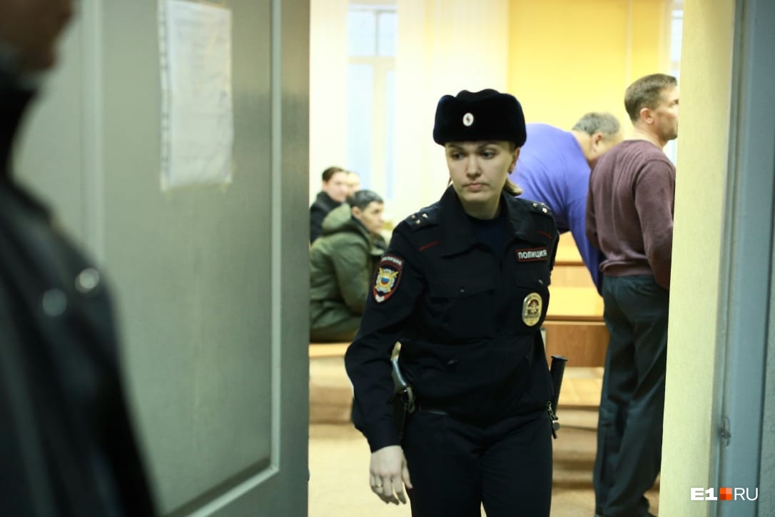 Полицейские обвиняют. В Екатеринбурге полицейские изнасило. Женщина играет и полицейского и подсудимого. Алтайского полицейского обвинили в «сливе» служебных данных.