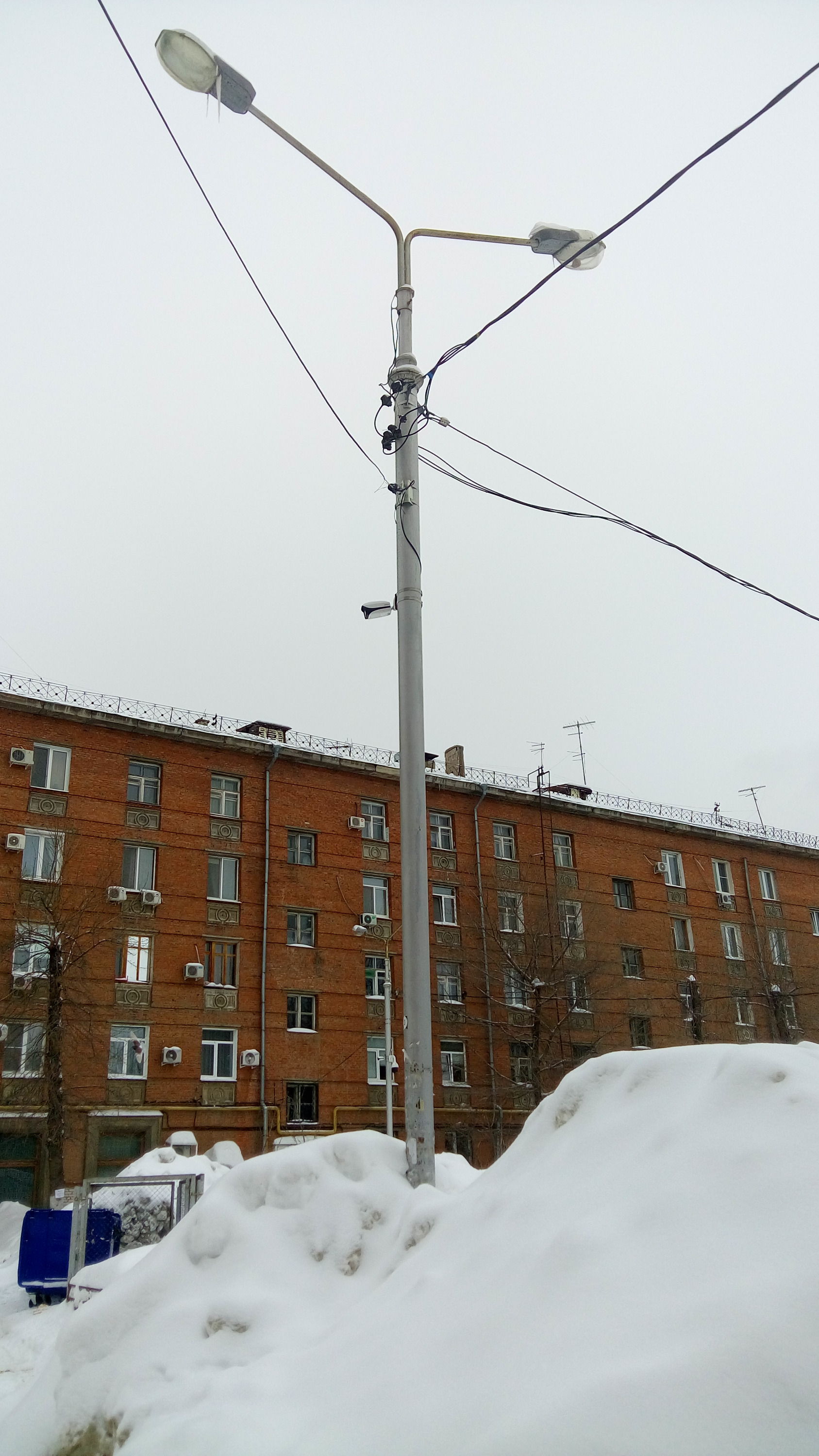 Комплексы установили на фонарных столбах Комплексы установили на фонарных столбах