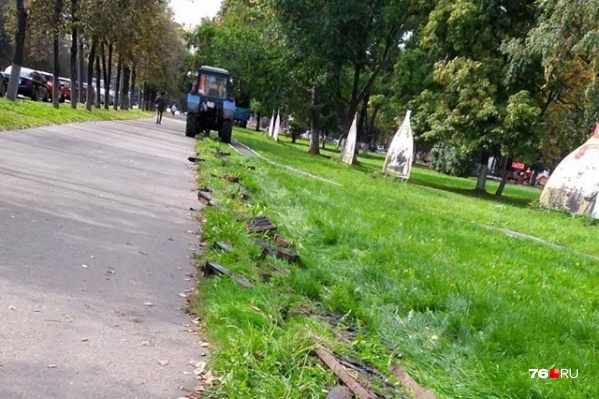 Чугунные ограждения демонтировали сотрудники Горзеленхоза Чугунные ограждения демонтировали сотрудники Горзеленхоза
