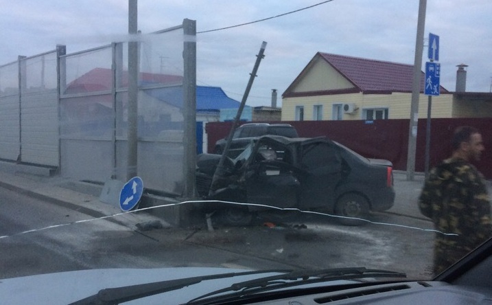 В Волгограде иномарку смяло в гармошку после удара о дорожные щиты