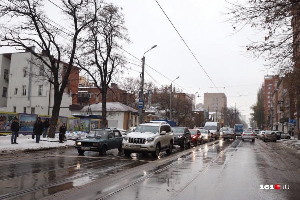 Город застыл в многочисленных пробках Город застыл в многочисленных пробках