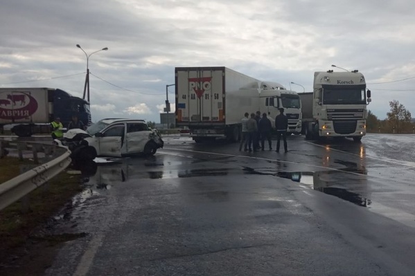 Ограждения спасли иномарку от падения в кювет Ограждения спасли иномарку от падения в кювет