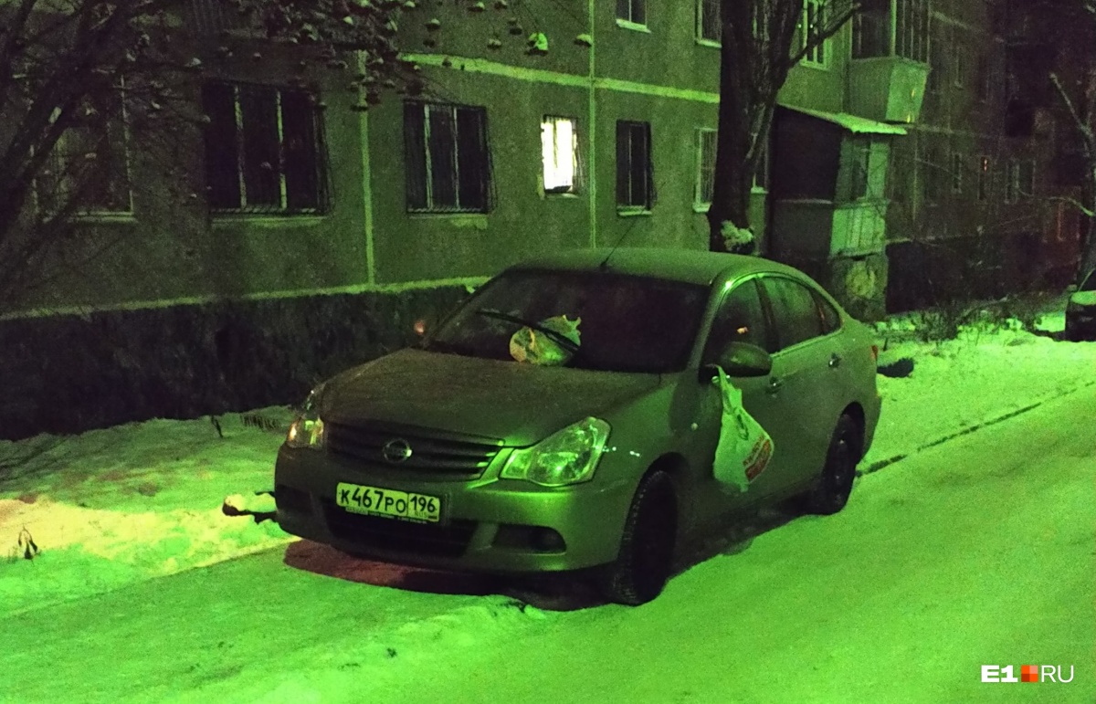 «Я паркуюсь как...»: автохам на остановке и парковка у футбольных ворот