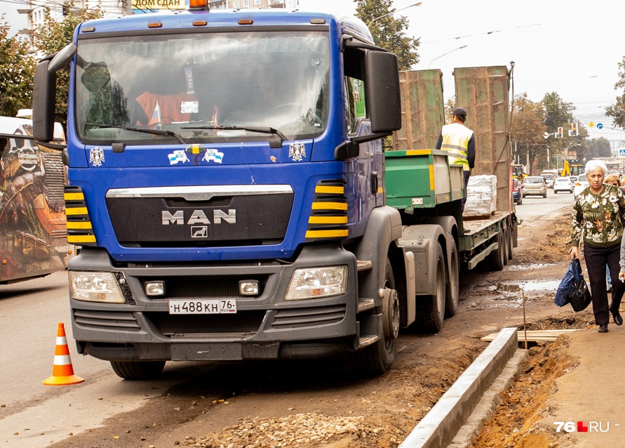 В Ярославской области мужик на грузовике украл с реконструкции дороги 70 тонн щебня