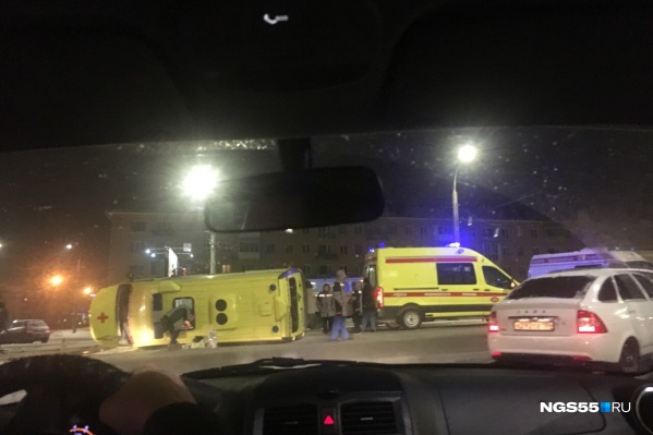 Автомобиль скорой помощи перевернулся после столкновения с «Ниссаном» Автомобиль скорой помощи перевернулся после столкновения с «Ниссаном»