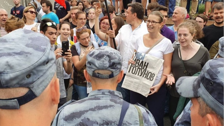 Дубинки, автозаки и чтение газет: в Москве и Петербурге прошли акции в поддержку Ивана Голунова