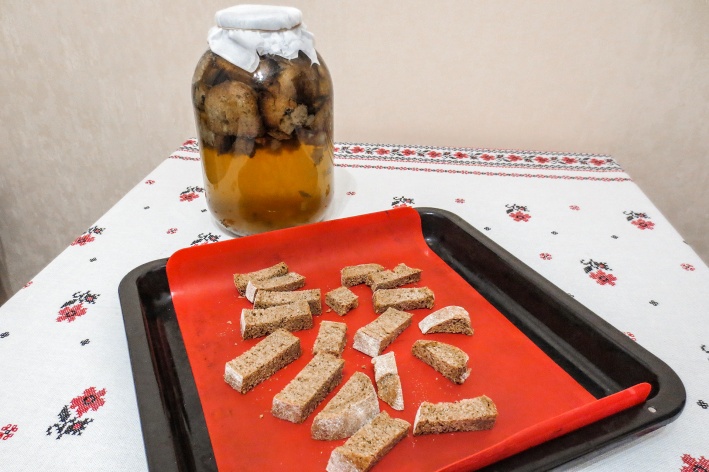 Сухари — незаменимая (ну, почти) составляющая кваса. Хотите напиток потемнее? Берите ржаной хлеб. Для белого, окрошечного кваса пойдёт и белый Сухари — незаменимая (ну, почти) составляющая кваса. Хотите напиток потемнее? Берите ржаной хлеб. Для белого, окрошечного кваса пойдёт и белый