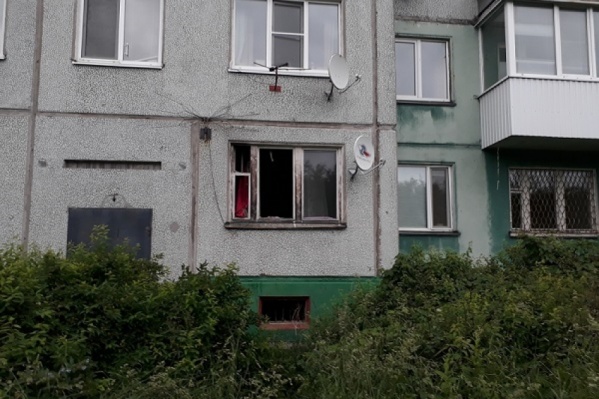Пожарные попали в квартиру через окно Пожарные попали в квартиру через окно