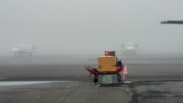 Из-за густого тумана в тюменском Рощино задерживаются больше десяти авиарейсов