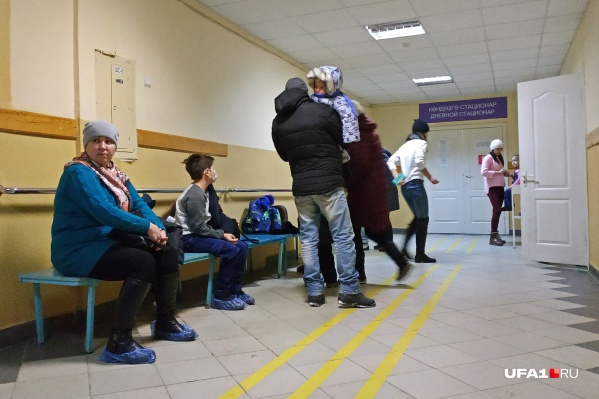 В поликлиниках Сибая не протолкнуться — взрослые и дети проходят обследования В поликлиниках Сибая не протолкнуться — взрослые и дети проходят обследования