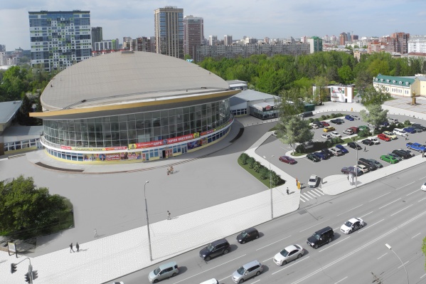 В первом варианте территорию предлагают полностью отдать под парковку В первом варианте территорию предлагают полностью отдать под парковку