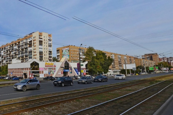В ТЦ располагаются супермаркет и магазины одежды В ТЦ располагаются супермаркет и магазины одежды