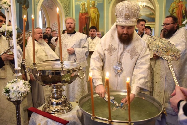 Освящённую воду в этот праздник верующие хранят дома в течение года Освящённую воду в этот праздник верующие хранят дома в течение года