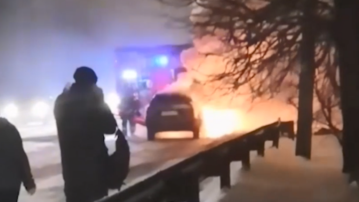 «Успели выскочить на ходу»: автомобиль загорелся прямо посреди проезжей части в Сормове