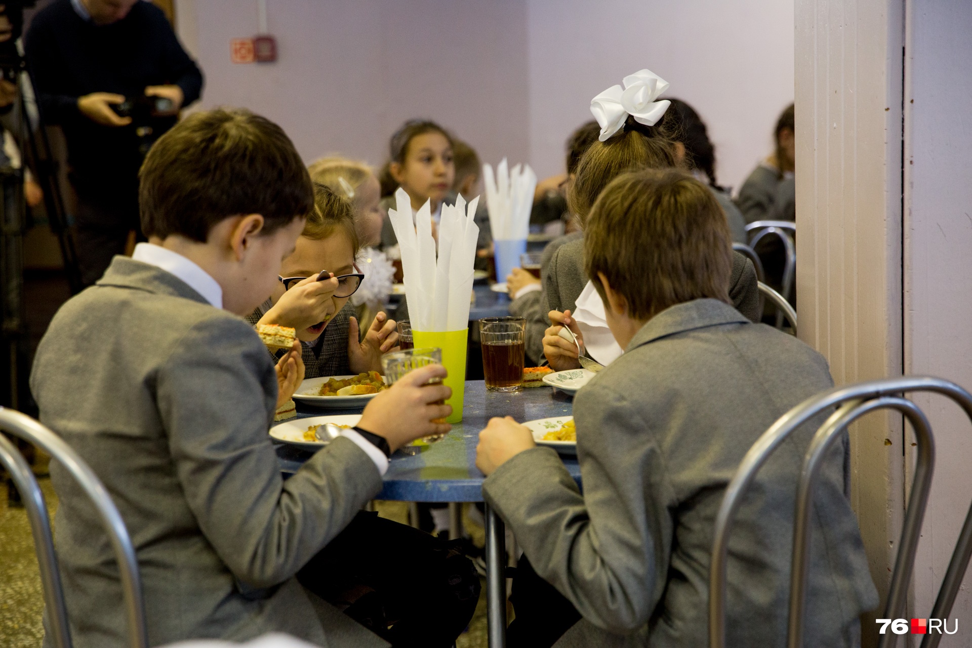 Не сработал родительский контроль: чиновники рассказали о коричневой жиже в школьной еде