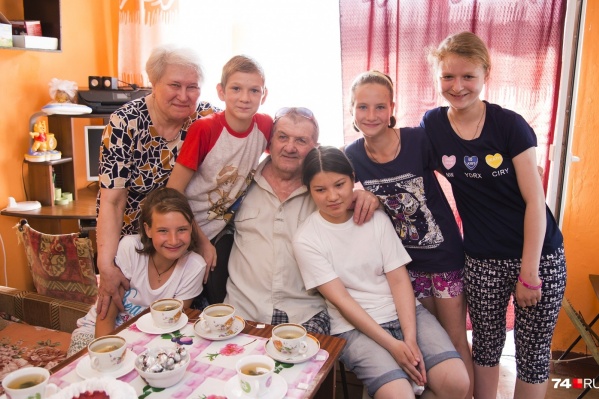 Любовь и Иван Романович воспитали двух взрослых дочерей и приёмного сына, а теперь заботятся ещё о пятерых детях<br> Любовь и Иван Романович воспитали двух взрослых дочерей и приёмного сына, а теперь заботятся ещё о пятерых детях<br>