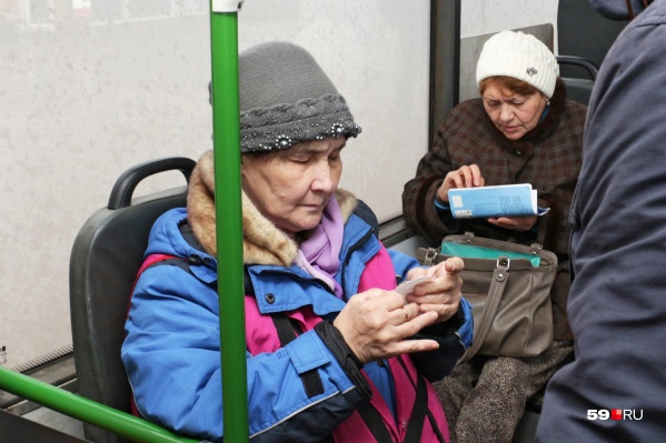 С 1 февраля оплатить проезд в транспорте будет дешевле, если пользоваться картой. Но пока такая возможность далеко не во всех автобусах С 1 февраля оплатить проезд в транспорте будет дешевле, если пользоваться картой. Но пока такая возможность далеко не во всех автобусах