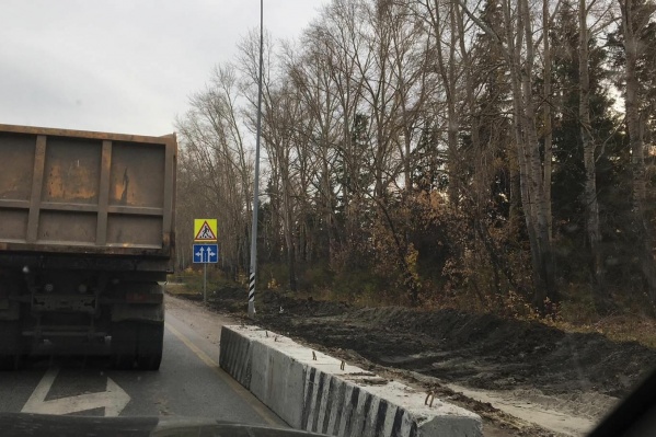 Решение о расширении выезда на трассу Тюмень — Курган было принято давно. Сегодня подрядчик ФКУ «Уралуправтодор» приступил к подготовительным работам Решение о расширении выезда на трассу Тюмень — Курган было принято давно. Сегодня подрядчик ФКУ «Уралуправтодор» приступил к подготовительным работам