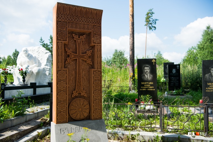 На переднем плане — классическое армянское надгробие На переднем плане — классическое армянское надгробие