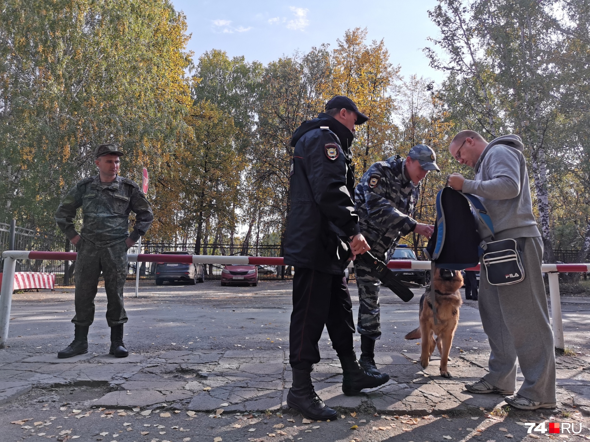 Меры безопасности на празднике были усилены, нескольким зрителям понадобилась помощь врачей Меры безопасности на празднике были усилены, нескольким зрителям понадобилась помощь врачей