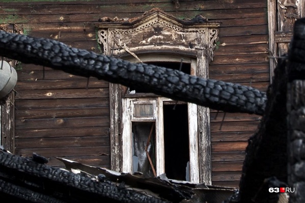 Жители соседних домов утверждают, что расселенные дома облюбовали бомжи и пьяницы Жители соседних домов утверждают, что расселенные дома облюбовали бомжи и пьяницы