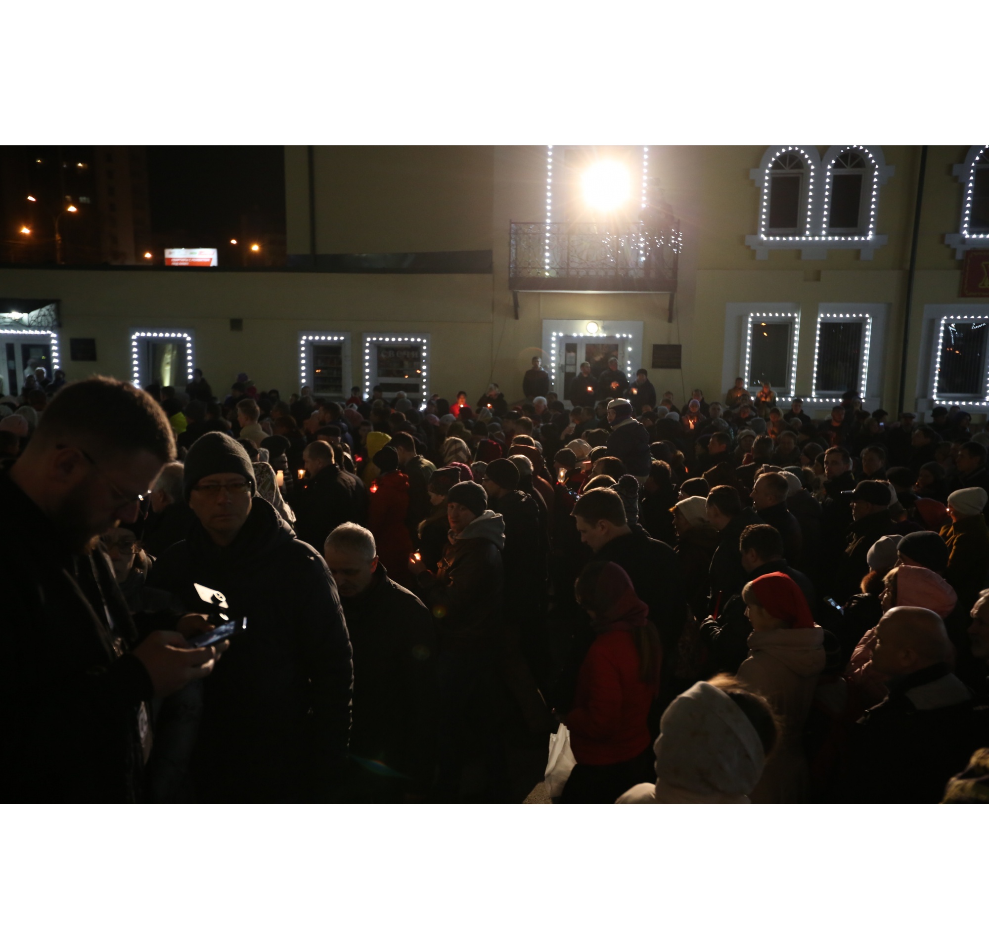 На службу в Вознесенский собор пришли несколько сотен новосибирцев На службу в Вознесенский собор пришли несколько сотен новосибирцев