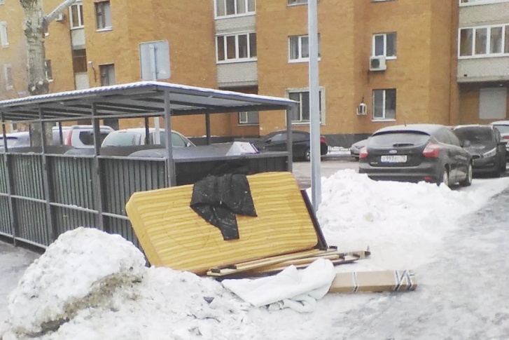 Несколько мусорных контейнеров в центре двора — зрелище не очень приятное. Особенно, когда они переполнены и мусор, в том числе крупногабаритный, приходится оставлять рядом с баками Несколько мусорных контейнеров в центре двора — зрелище не очень приятное. Особенно, когда они переполнены и мусор, в том числе крупногабаритный, приходится оставлять рядом с баками