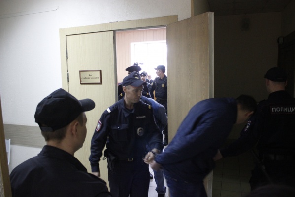 Сергея Юлина и Максима Овчинникова выводят из зала суда после оглашения приговора Сергея Юлина и Максима Овчинникова выводят из зала суда после оглашения приговора