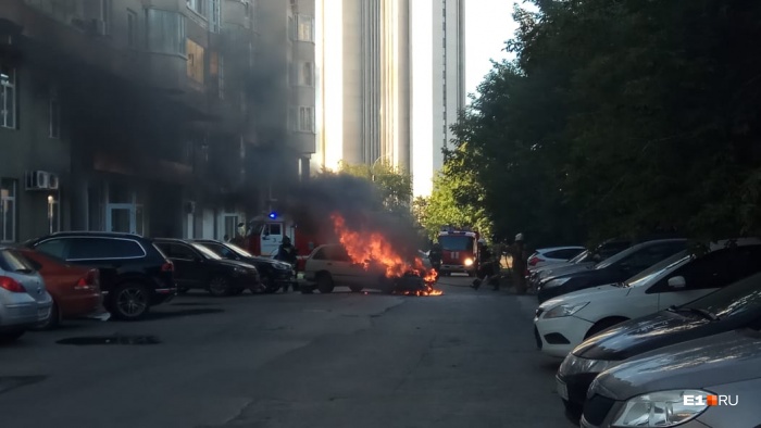 Автомобиль загорелся из-за неисправной проводки Автомобиль загорелся из-за неисправной проводки