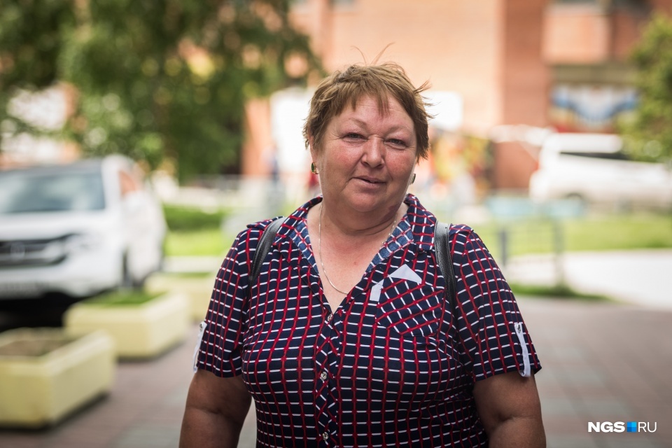 Галине 55 лет, она на пенсии, но продолжает работать Галине 55 лет, она на пенсии, но продолжает работать 