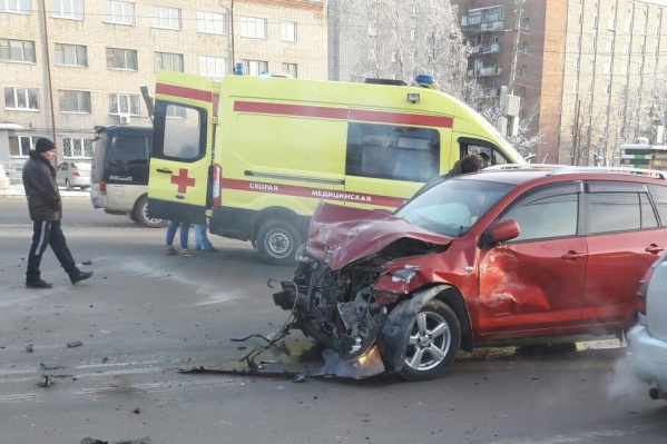 Авария произошла около областной больницы на улице Немировича-Данченко Авария произошла около областной больницы на улице Немировича-Данченко