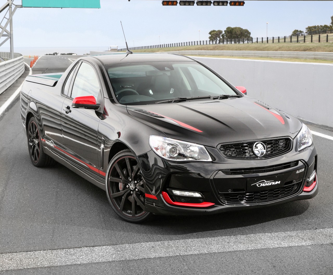 Выпускаемый в Австралии Holden Ute стал прикрытием при обкатке шасси нового Corvette Singray: двигатель прототипа располагался в районе кузова пикапа, но внешне он напоминал серийную модель, позволяя скрыть истинный дизайн C8. В реальности мул выглядел значительно агрессивнее Выпускаемый в Австралии Holden Ute стал прикрытием при обкатке шасси нового Corvette Singray: двигатель прототипа располагался в районе кузова пикапа, но внешне он напоминал серийную модель, позволяя скрыть истинный дизайн C8. В реальности мул выглядел значительно агрессивнее