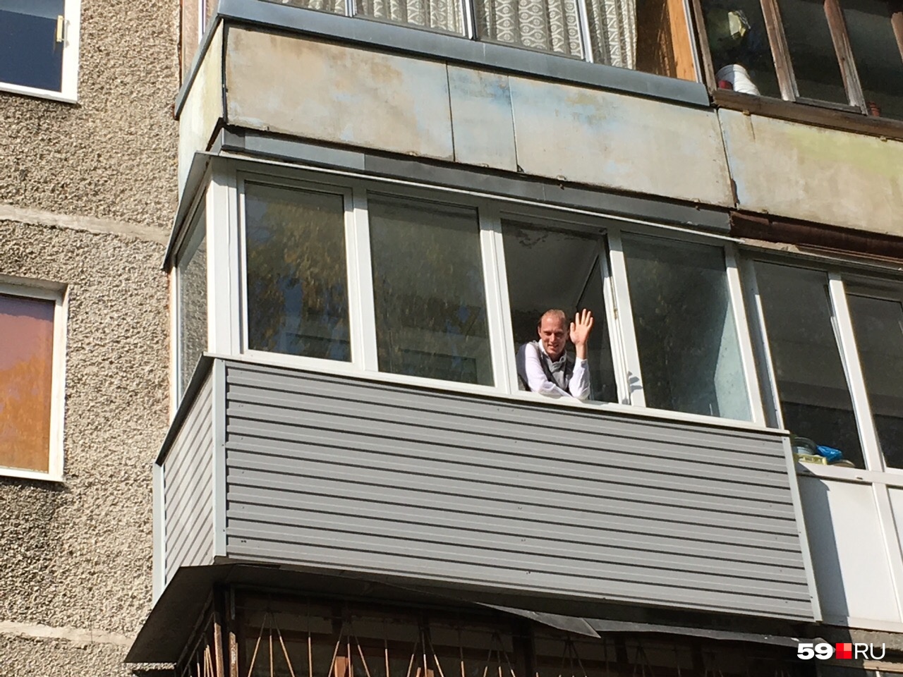 Сергей Ухов на балконе своей квартиры. Внутри — обыски Сергей Ухов на балконе своей квартиры. Внутри — обыски